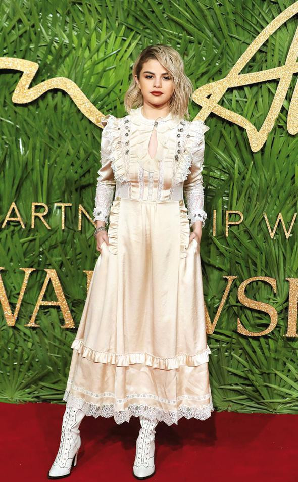 Göğüs ve bacak dekoltesiyle gözleri şaşı etti! - Resim: 4