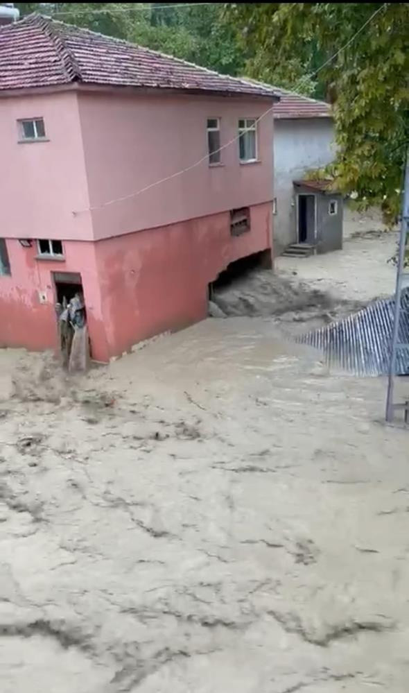 Sinop'ta sel mağduru vatandaşlardan biri: Tomruklar fişek gibi, S-400 füzesi gibi geldi - Resim: 1