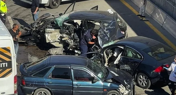 Ankara'da zincirleme trafik kazasında 4 kişi yaralandı - Resim: 0