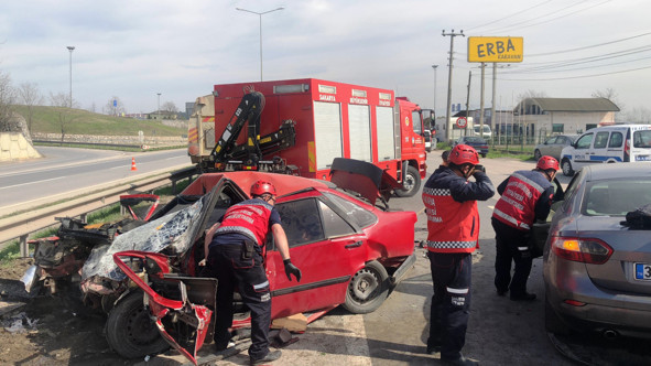 Sakarya'da temizlik aracına çarptı hurdaya dönen araçta sıkıştı - Resim: 0