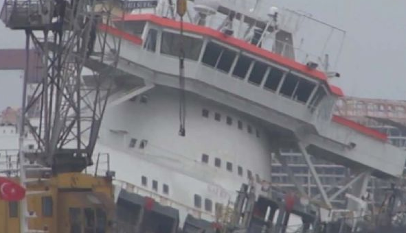 Tersanede panik! Gemi yan yattı - Resim: 1
