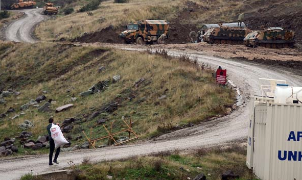 Helal olsun sana! Üşümesinler diye mevziye odun taşıdı - Resim: 3