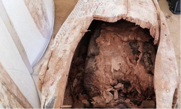 Mısır'da eli göğsünde bulunan 3800 yıllık heykelin sırrı çözülemedi  - Resim: 3