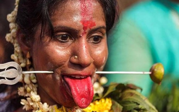 Burada insanlar vücutlarını bıçaklıyor! Nedeni ise... - Resim: 1