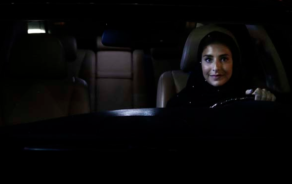 Suudi Arabistanlı kadınlar ilk kez trafiğe çıktı - Resim: 2