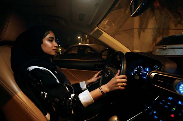 Suudi Arabistanlı kadınlar ilk kez trafiğe çıktı - Resim: 4