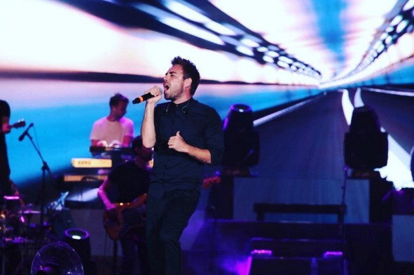 Ünlü sanatçı 15 metrelik kayalıklardan aşağıya atladı! - Resim: 4