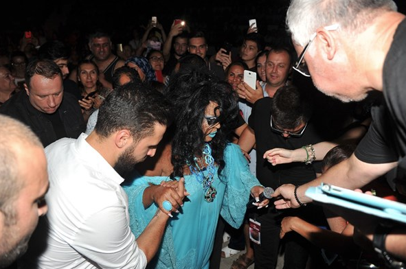 Bülent Ersoy'un dudak uçuklatan elbisesi paramparça oldu - Resim: 4