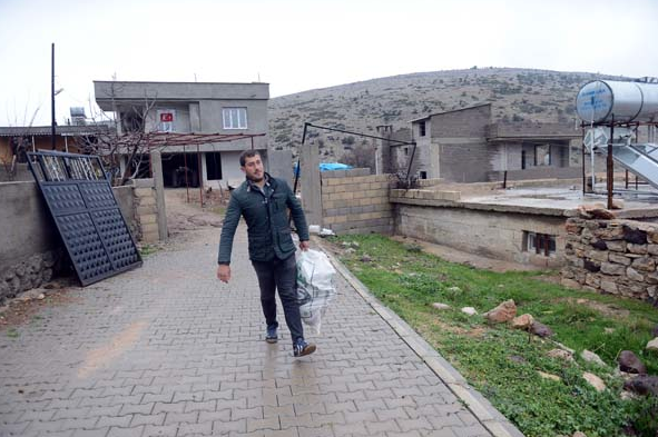 Helal olsun sana! Üşümesinler diye mevziye odun taşıdı - Resim: 1