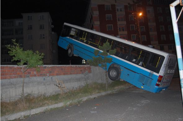 Otobüs duvarda asılı kaldı! - Resim: 2