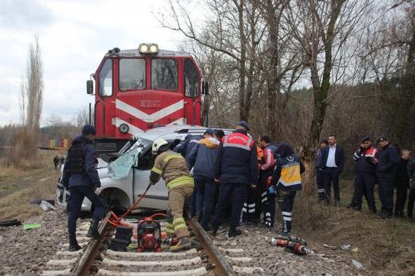 Uşak'ta kontrolsüz geçiş iki kişinin canını aldı - Resim: 0