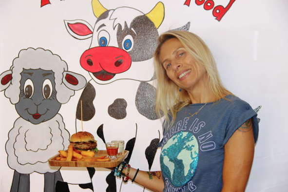 Görenler şaşıp kaldı! Ünlü şarkıcı garsonluk yapıyor - Resim: 2