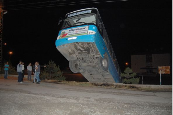 Otobüs duvarda asılı kaldı! - Resim: 4