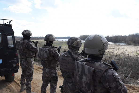 Yunanistan sınırında Özel Harekat polisleri göreve başladı - Resim: 0