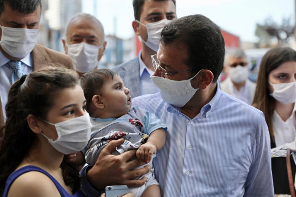 Ekrem İmamoğlu, pazara annesiyle gitti! Önümüzdeki 1,5 yıl zor geçecek - Resim: 0
