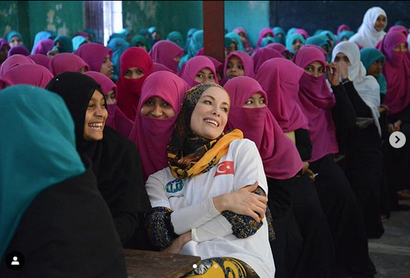 Gamze Özçelik'ten duygulandıran Sudan paylaşımı! - Resim: 4