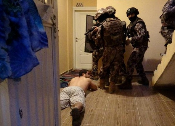 Kapıları koçbaşıyla kırıp bastılar bu halde yakaladılar - Resim: 2