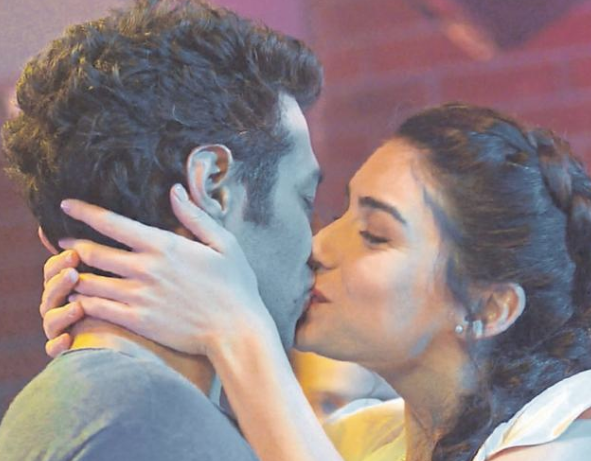 Burcu Biricik iç çamaşırlı sahnesiyle kuralları yıktı - Resim: 3