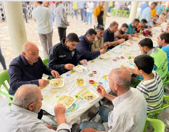 Sabah namazının ardından 10 bin kişiye tirit ikram edildi - Resim: 0