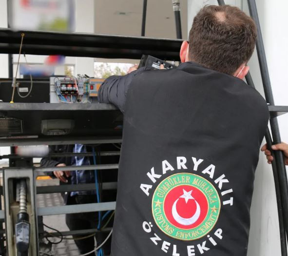 Akaryakıtta şeytanın aklına gelmeyecek sahtekarlık! Pompanın üstüne gizlemişler - Resim: 0