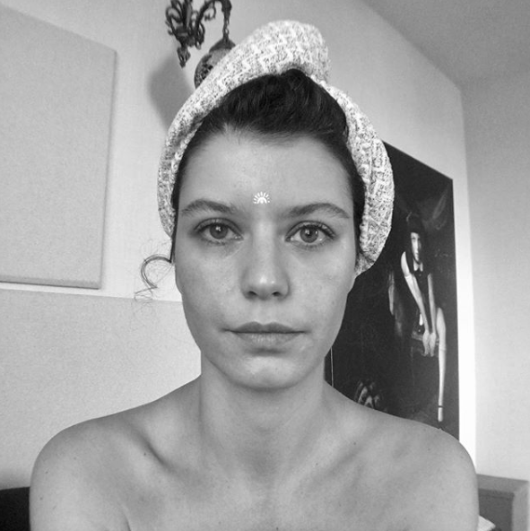 Beren Saat'in göğüs ucu göründü kıyafet tercihi olay oldu! - Resim: 2