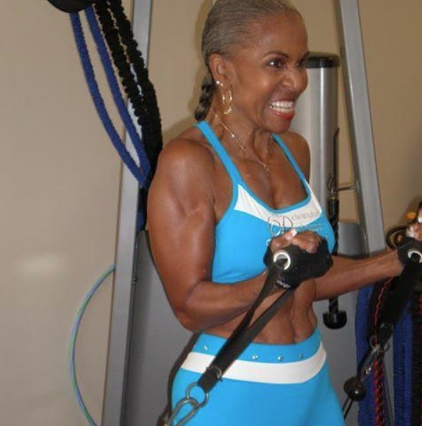 Gören gözlerine inanamıyor sizce bu kadın kaç yaşında  - Resim: 2