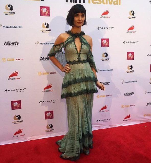 Tuba Büyüküstün'ün kıyafeti geceye damga vurdu! - Resim: 3