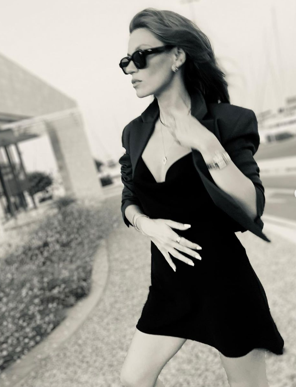 Poz verirken eteği açıldı herkes de gördü! Yüsra Geyik umursamadan ortaya serdi - Resim: 2