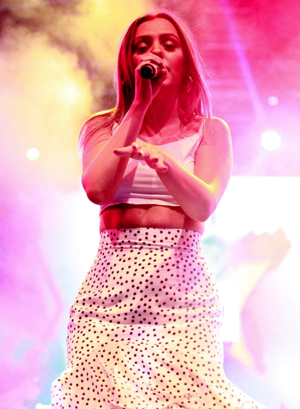 Türkiye'ye geldi sahneye sütyensiz çıktı! - Resim: 3