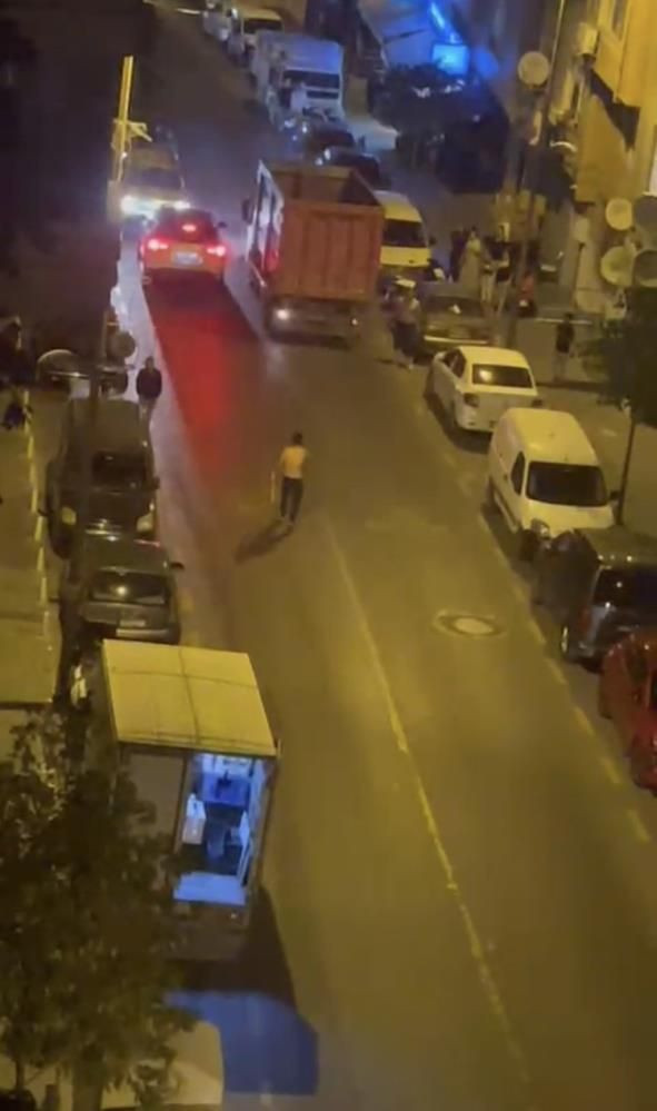 İstanbul’da hayrete düşüren görüntüler! iki grup birbirine girdi: Kavga sırasında döner bıçaklı şahsa motosiklet çarptı! - Resim: 1