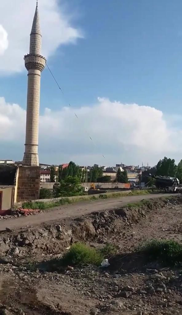Kars'taki Bayrampaşa Cami'nin minaresinin yıkılma anı kamerada - Resim: 1