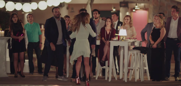 Ufak Tefek Cinayetler'de geceye damga vuran havuz sahnesinin arka planına bakın! - Resim: 2