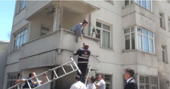 Kendini ateşin ortasına attı! - Resim: 3