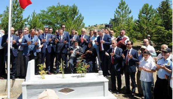 Başbakan Yardımcısı Canikli 15 Temmuz şehidinin mezarını ziyaret etti - Resim: 4