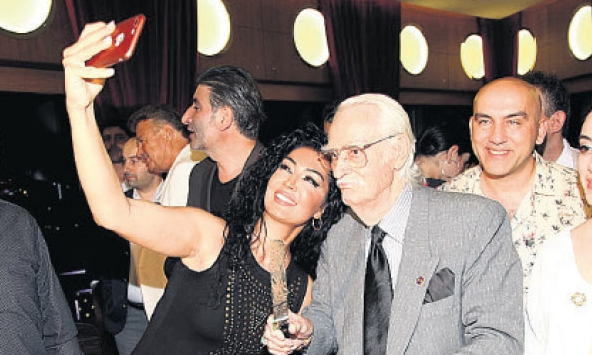 Nuri Alço'dan olay itiraf: Otel odasında alem yapıyorlar - Resim: 1