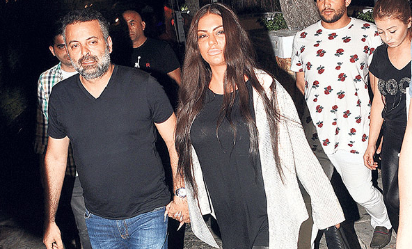 Bakan bir daha baktı! Sosyetik güzelin tırnakları dikkat çekti - Resim: 1