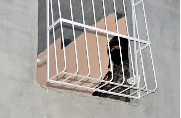 Kapıları koçbaşıyla kırıp bastılar bu halde yakaladılar - Resim: 3