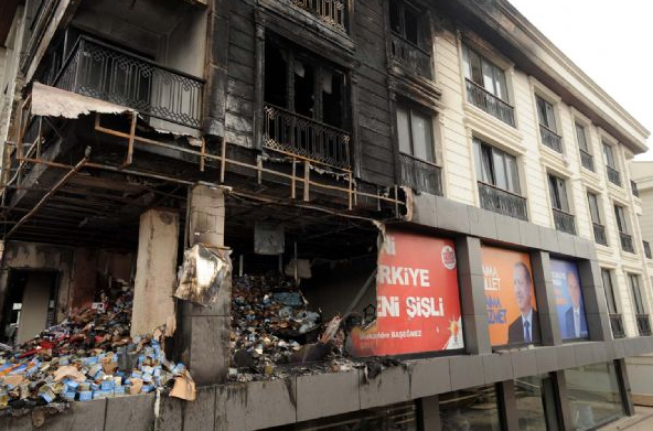 Ak Parti seçim bürosuna saldırı - Resim: 3