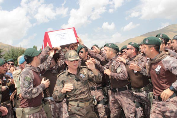 Şehit törenine damga vuran 'kahramanlık' şiiri! - Resim: 4