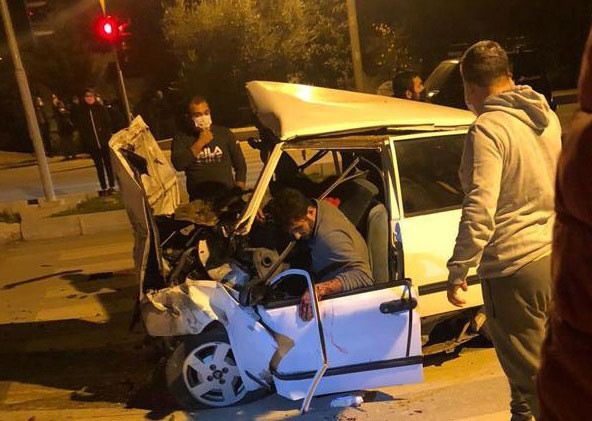 Antalya'da iki otomobil kafa kafaya çarpıştı: 3 ölü, 4 yaralı - Resim: 1