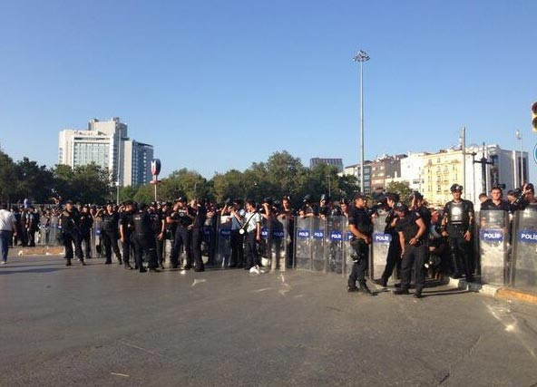 Taksim'de polis müdahalesi - Resim: 2