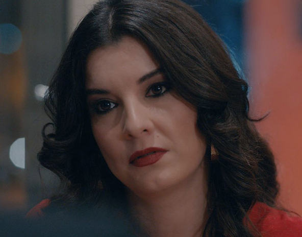 Çukur'un yıldızı flaşlar patlayınca utandı! Mini eteği gözleri şaşı etti - Resim: 2