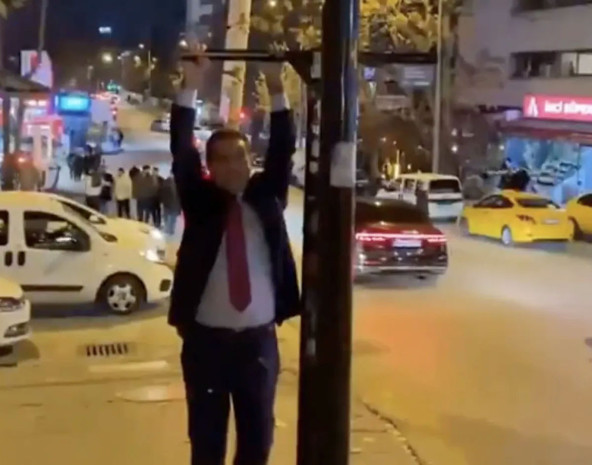 Mustafa Sarıgül, Ankara'daki viral olan Kızılay tabelasına asıldı - Resim: 0