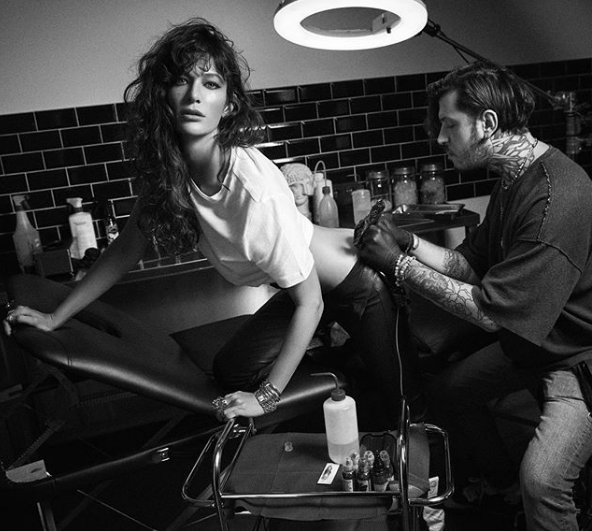 Berrak Tüzünataç'tan olay yaratan poz kalçasına dövme yaptırıp paylaştı - Resim: 2