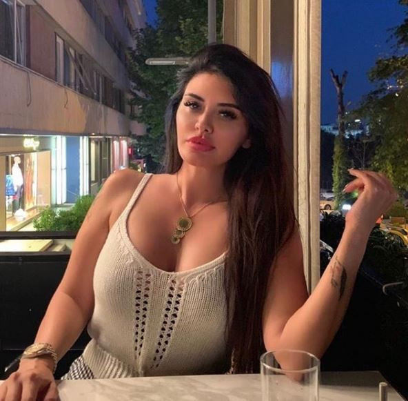 Transparan kıyafetiyle konser veren Ebru Polat gelen yoruma sitem etti! - Resim: 3