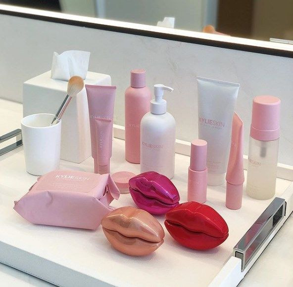 Kylie Jenner'ın dudakları parfüm oldu Kim Kardashian'la beraber tanıttı - Resim: 4