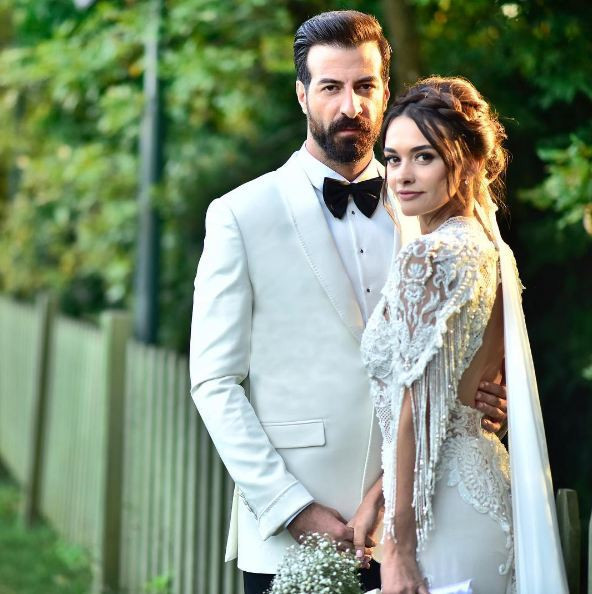 Hande Soral evlendi gelinliği ise ortalığı yıktı geçti - Resim: 1