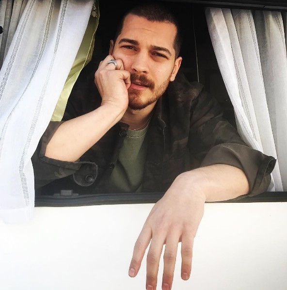 Çağatay Ulusoy Kıvanç Tatlıtuğ'a özendi bakın ne yaptı - Resim: 1