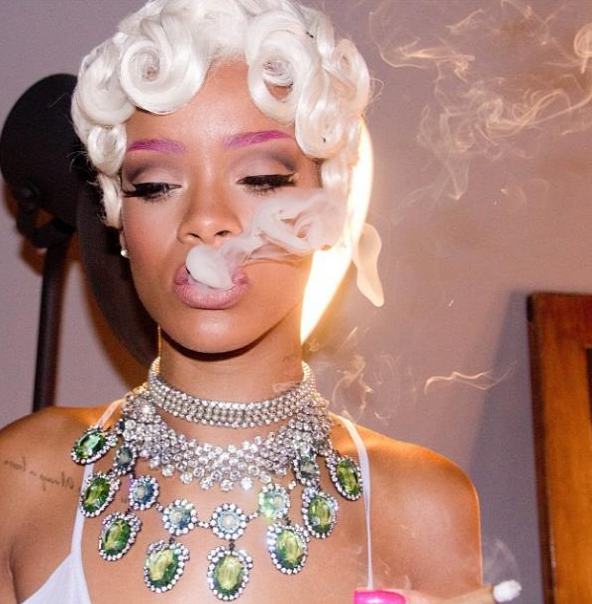 Rihanna kaşlarını pembeye boyadı - Resim: 4