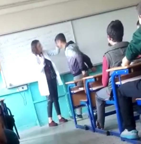Samsun'u sallayan görüntü! Kadın öğretmen öğrenciyi çöktürüp... - Resim: 2
